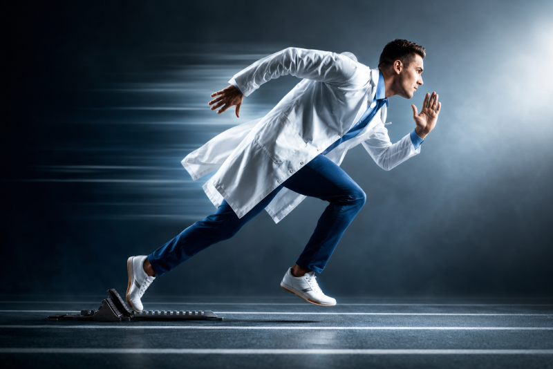 Professionnel de santé accompagnant un patient dans sa rééducation sportive